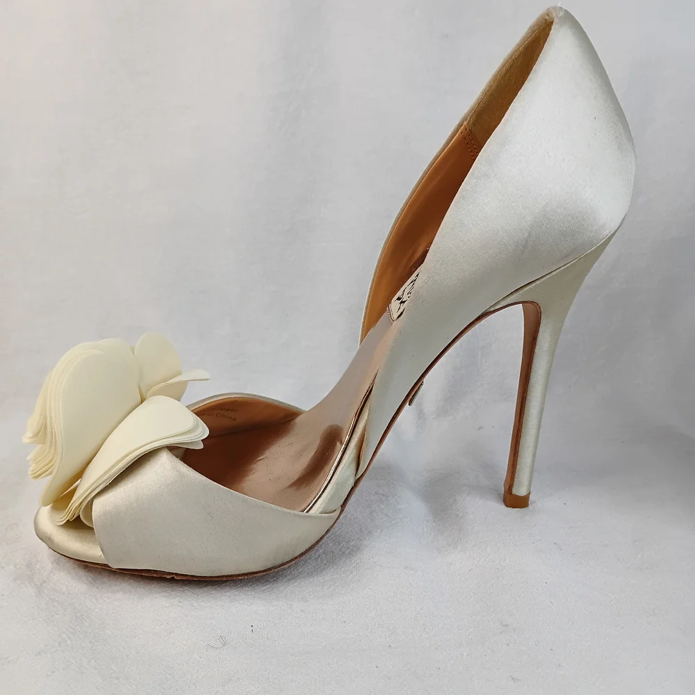Badgley Mischka Cream Heels with Floral Detail Size 5.5 M